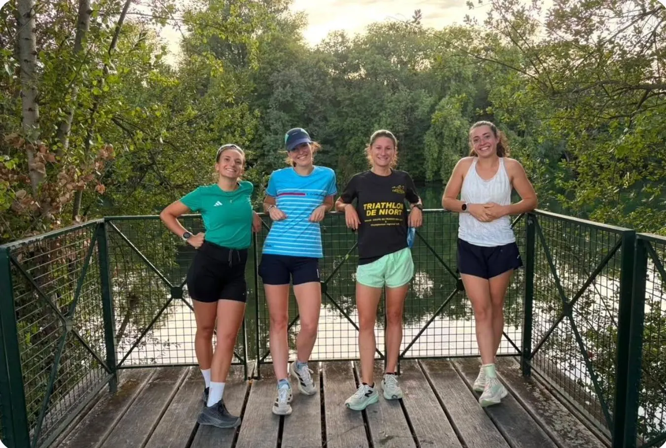 Quatre coureuses du collectif sur une passerelle en bois, après une sortie running
