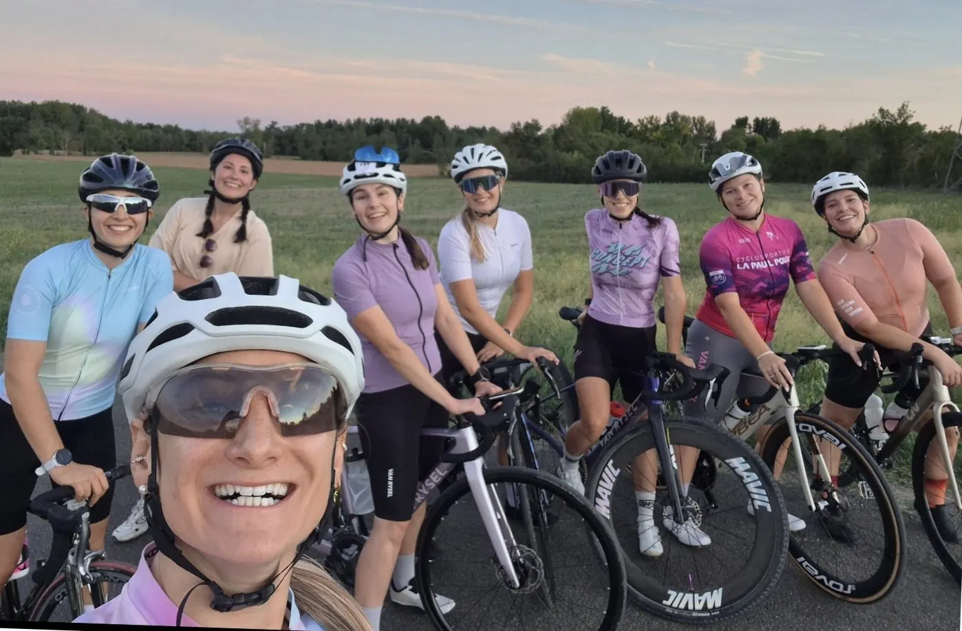 Neuf sportives du collectif Ànotreplace souriantes avec leurs vélos de route, après une sortie près d'Angoulême