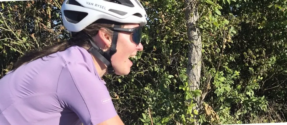 Une adhérente éclate de rire pendant une sortie vélo du collectif